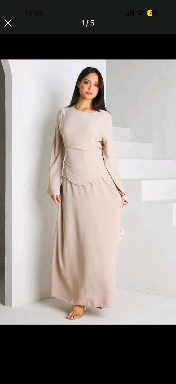 Kleid mit Perlen